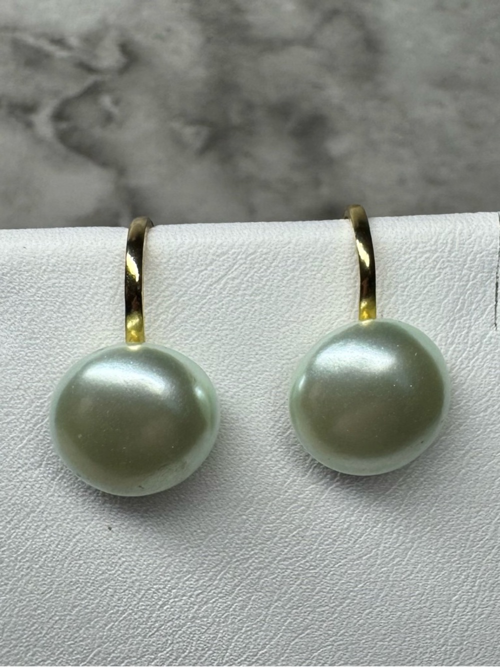 Vintage Silverish/Gray Pearlized Leverback Earrings Gold Tone - Picture 2 of 5